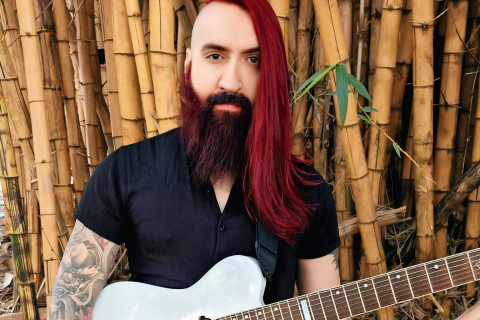 Fundindo Soul Brasileiro e Heavy Metal, o virtuoso guitarrista GLAUBER OLIVEIRA