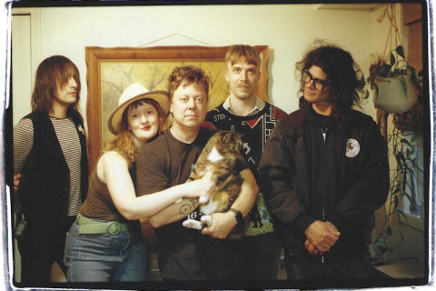 A banda Rayon, de Portland, lança o single "Shopping", uma ode bem-humorada ao consumismo e à sobrevivência.