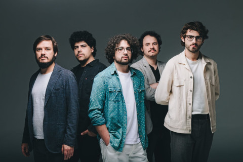 A Olívia diverte sem perder o tom crítico em novo single “Entretenimento"