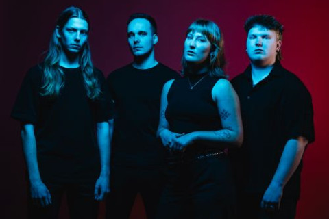 Os estreantes holandeses TRAVERSUS revelam novo single “When The World Goes To Waste”…