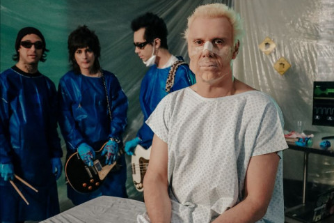 Supla satiriza exageros estéticos e IA em videoclipe “Queixo Novo”