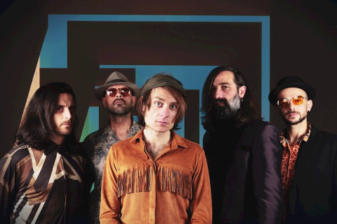 O grupo de rock psicodélico-indie Messiness compartilha o contagiante single 'Feature With A Rapper'