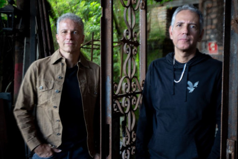 SILVER combina riffs potentes e mensagem marcante no single "Hard Times"