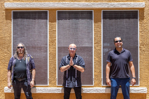 Já disponível! Uma jornada sonora de anos passados ​​com o 8º álbum de estúdio do LITTLE KING, "Lente Viviente"