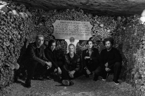 Queens of the Stone Age anuncia o filme Alive in the Catacombs