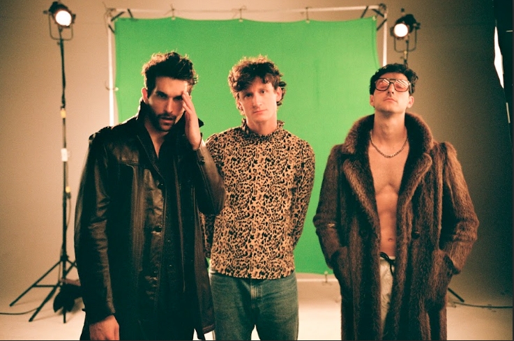 Trio de Indie-Rock YAM HAUS lança novo single “STUPID AND FAMOUS”