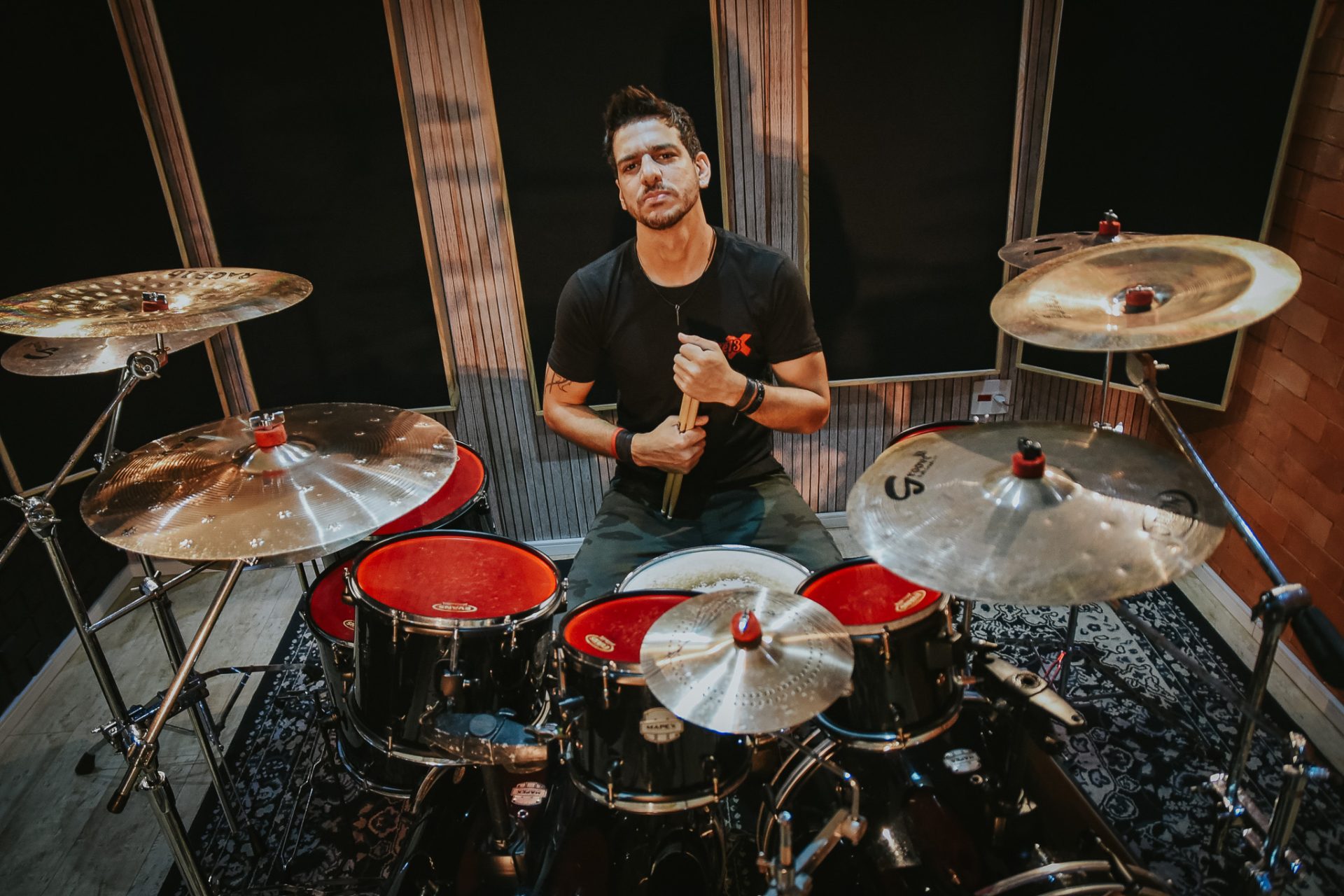 Cinco músicas para conhecer o trabalho do baterista brasileiro Alessandro Kelvin