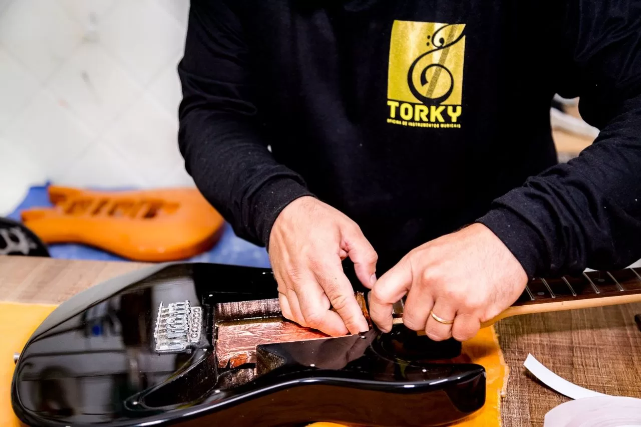 Reparo de instrumentos pode render R$ 50 mil; saiba o que é um luthier e 3 razões para empreender na área