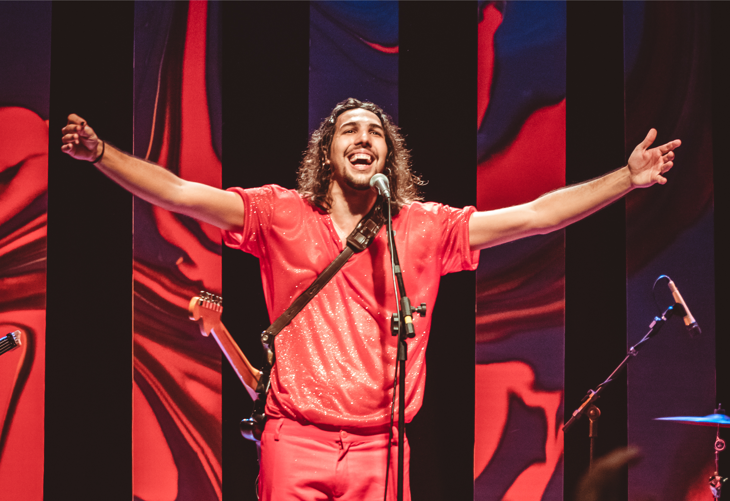 Malize lota o Teatro Laura Alvim e mostra que a música autoral e a nova cena da MPB têm espaço