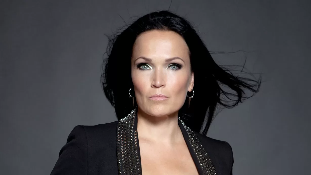 Tarja convida fãs para shows no Brasil