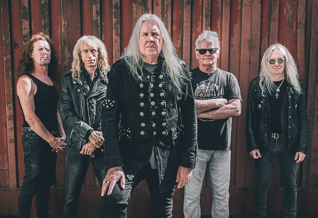  Saxon: Prestes a fazer turnê pelo Brasil, vocalista Biff Byford fala sobre Angra e Sepultura