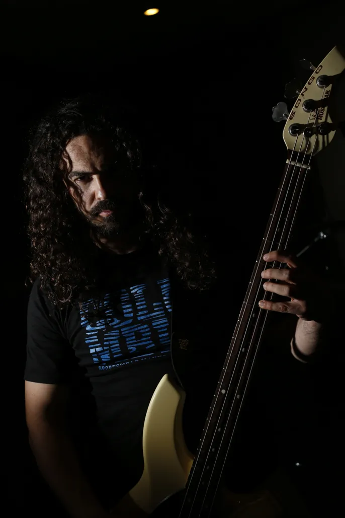 Com vocais fortes e guitarras sólidas, Hani Abadi lança novo álbum “Tiamat”