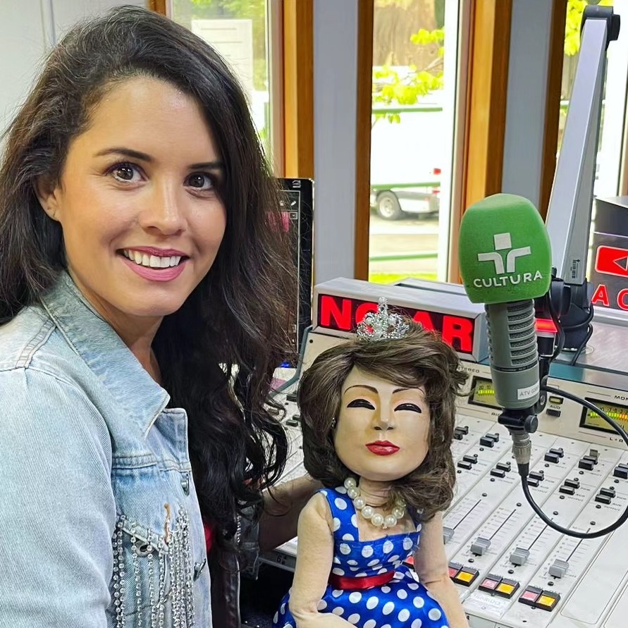 Atualmente no ar no Globoplay, Mona Vilardo estreia como radialista resgatando o legado feminino no rádio em novo programa 