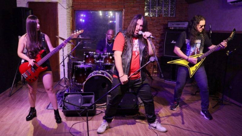 Vocalista das bandas Living Metal e Armadilha lança seu novo projeto Strana B, tributo para as bandas clássicas da República Tcheca