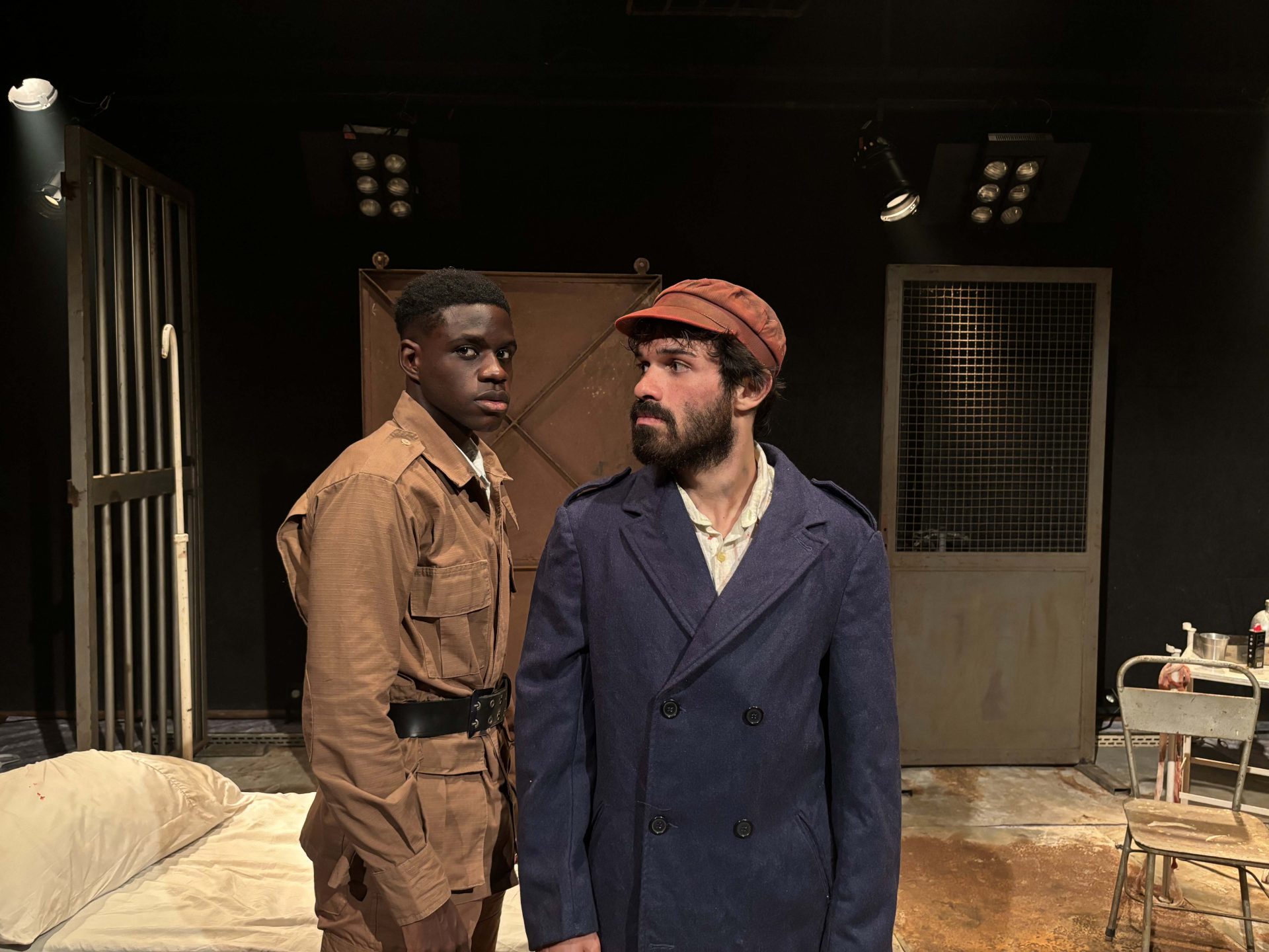 O amor em meio à guerra: “A Pedra Escura”, premiada peça espanhola, volta aos palcos cariocas