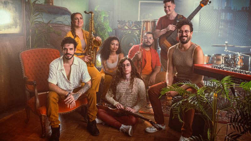 Silibrina celebra novo álbum com show de estreia da turnê no Cine Joia