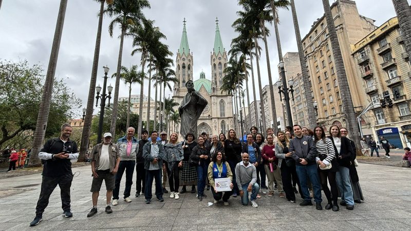 Programação em família: espetáculo ‘Viva!’ alegra o Pátio Metrô São Bento com o palhaço Mixuruca