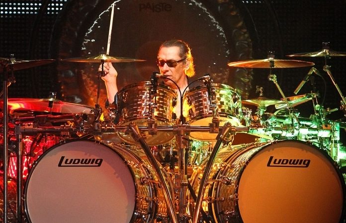 Fim de uma era: baterista do Van Halen coloca todo seu equipamento à venda