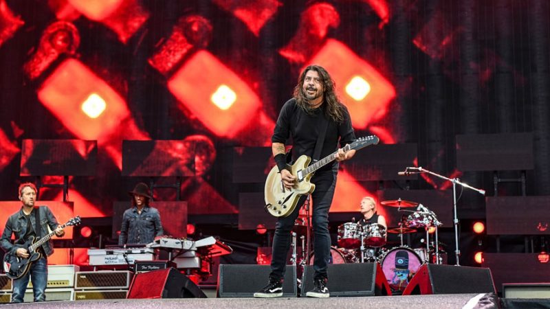 Foo Fighters estreia música nova em show na Inglaterra; conheça “Unconditional”