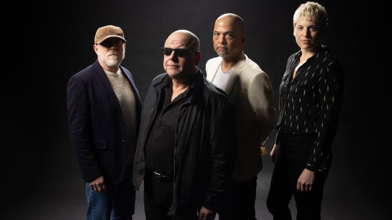 Pixies apresenta suas primeiras músicas com a nova baixista Emma Richardson