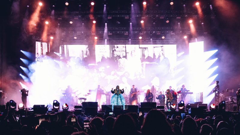 Baile da Chic Show com Lauryn Hill, Jimmy Bo Horne, Mano Brown e muito mais reúne milhares de pessoas em São Paulo