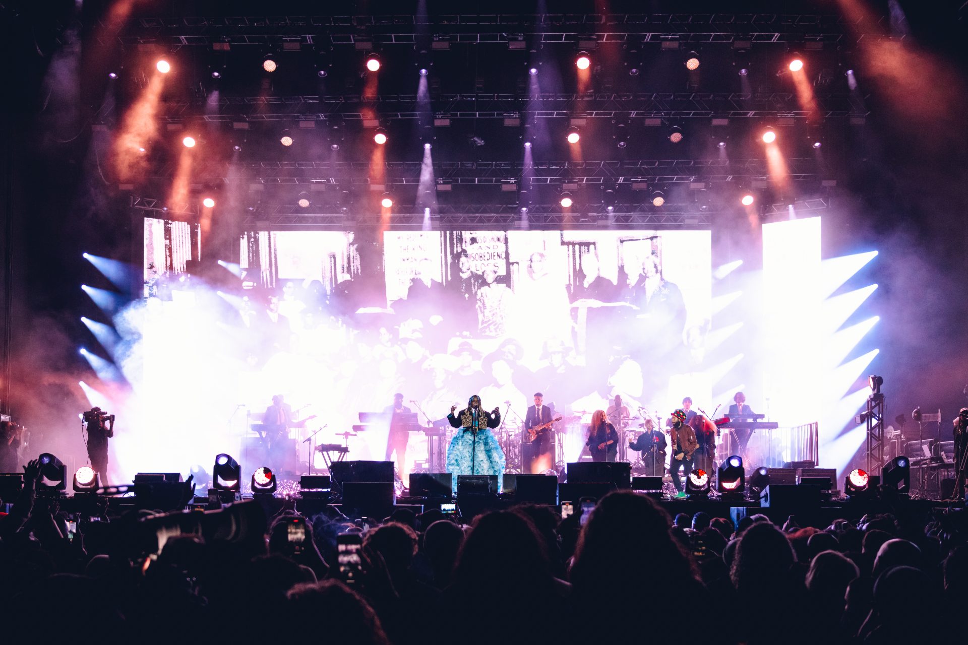 Baile da Chic Show com Lauryn Hill, Jimmy Bo Horne, Mano Brown e muito mais reúne milhares de pessoas em São Paulo