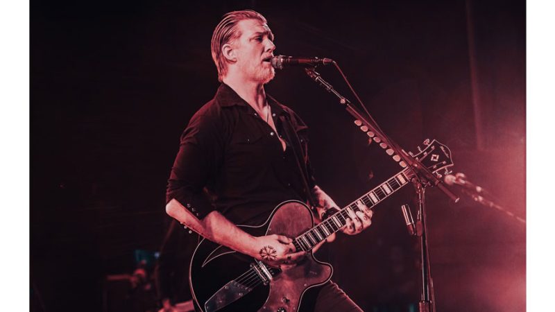 Josh Homme precisa passar por “cirurgia de emergência” e Queens Of The Stone Age cancela shows pela Europa