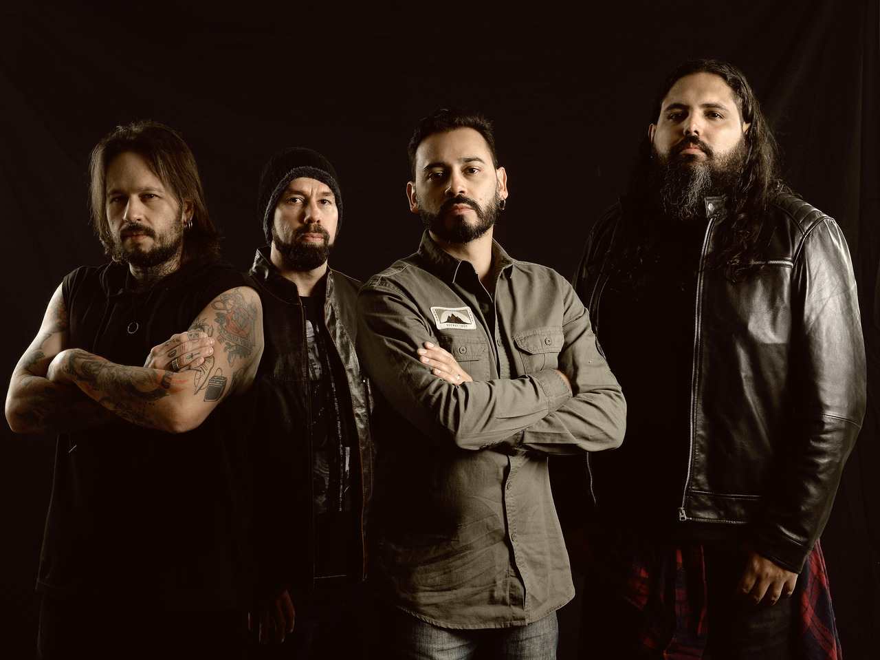 Overtop lança seu aguardado álbum auto-intitulado de estreia e videoclipe para “Powerless”