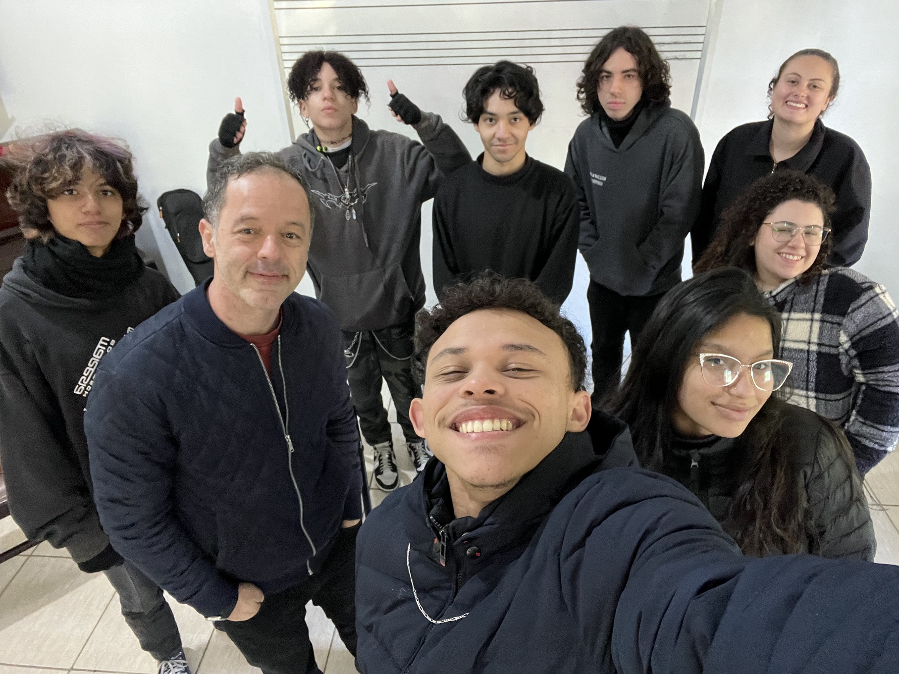 Violonista Rodrigo Nassif desmistifica música clássica para alunos do Instituto Porto-alegrense de Arte-educação (Ipdae) da Lomba do Pinheiro