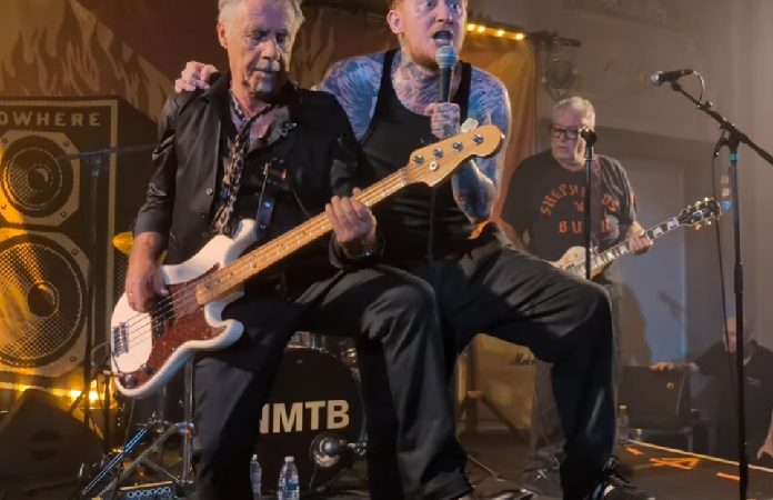 Sex Pistols volta aos palcos com novo vocalista em show histórico