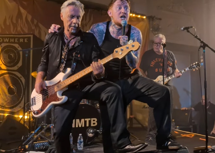 Sex Pistols volta aos palcos com novo vocalista em show histórico