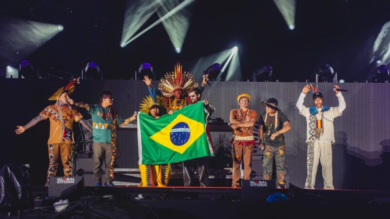 Com as bandeiras do Brasil e do estado do Pará, Alok e músicosindígenas quebram as barreiras linguísticas e geográficas