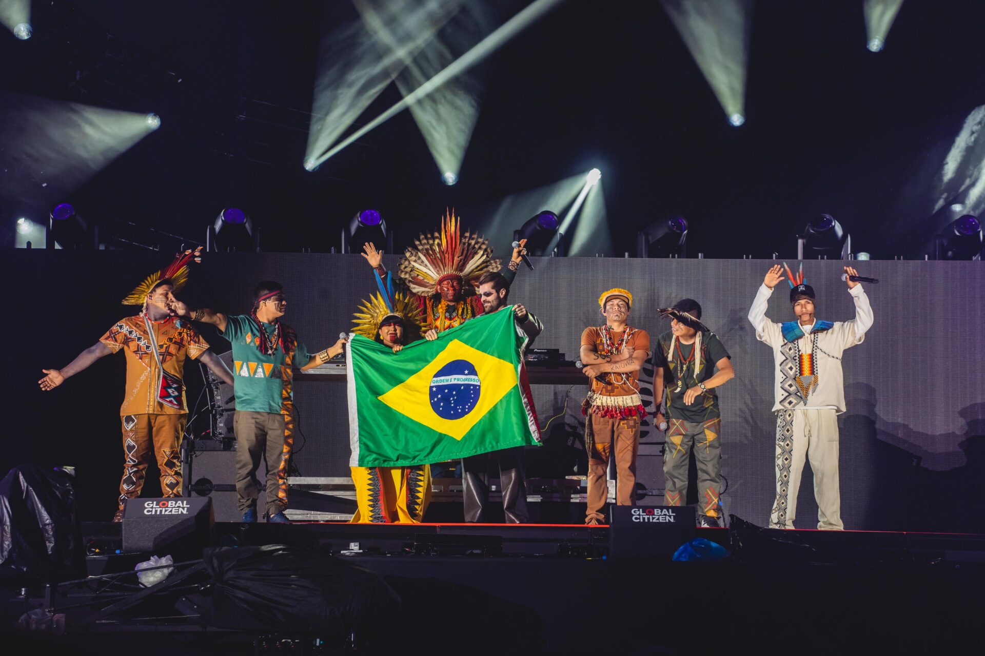 Com as bandeiras do Brasil e do estado do Pará, Alok e músicosindígenas quebram as barreiras linguísticas e geográficas