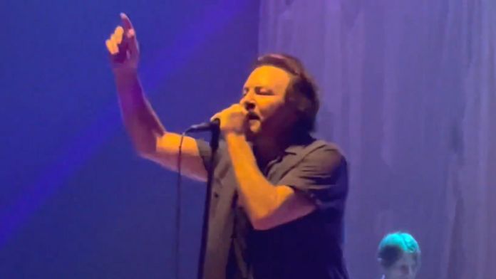 Eddie Vedder dá recado político ao cantar clássico do Pink Floyd em show do Pearl Jam