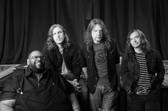 Soul Asylum retorna com o lançamento do álbum “Slowly But Shirley”