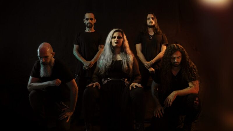 Finita promove celebração às bruxas regada a sangue, sacrifícios e alegria em single e clipe de “Witch’s Laugh”