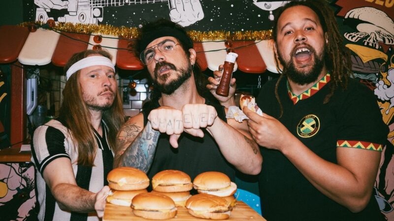 Shiron the Iron aposta na estética torta do punk com guitar box no EP Whatever