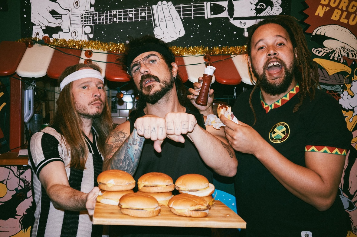 Shiron the Iron aposta na estética torta do punk com guitar box no EP Whatever