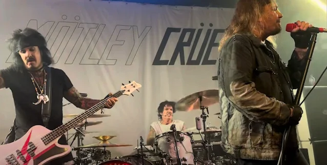 MÖTLEY CRÜE toca no primeiro show do clube ‘Höllywood