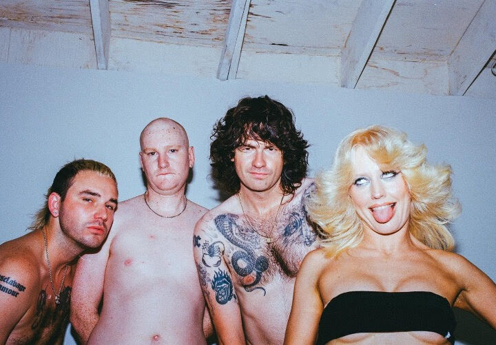 Após anunciar show no Brasil, Amyl and the Sniffers lança o álbum “Cartoon Darkness”