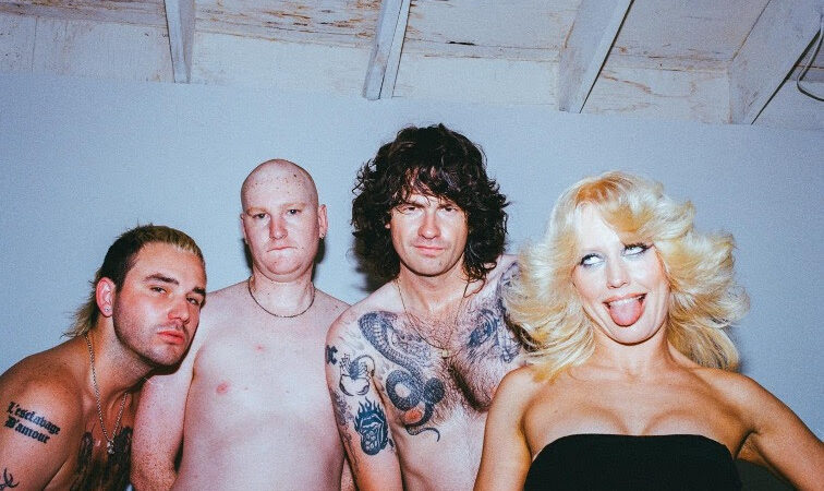 Após anunciar show no Brasil, Amyl and the Sniffers lança o álbum “Cartoon Darkness”