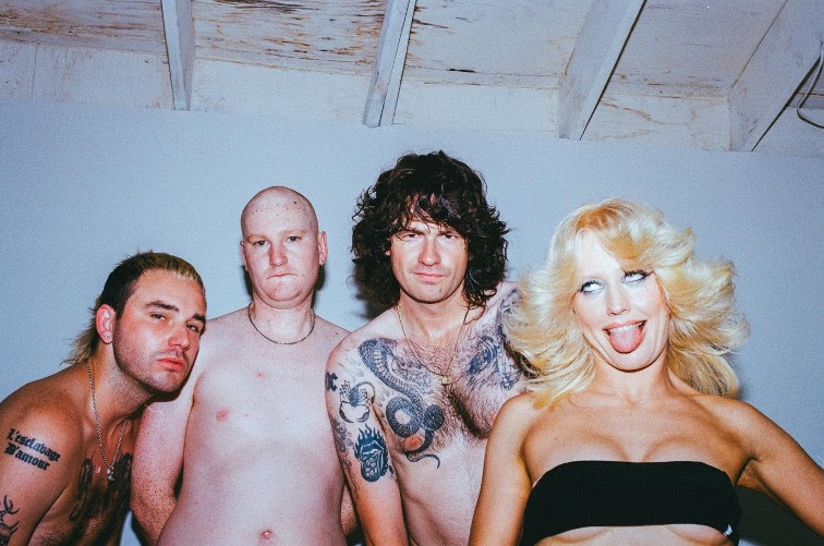 Após anunciar show no Brasil, Amyl and the Sniffers lança o álbum “Cartoon Darkness”